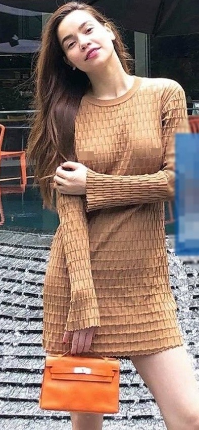 Đôi khi không phải là những bộ váy trình diễn siêu ngắn mà dù mặc trang phục tưởng chừng kín đáo, người tình Kim Lý cũng hở bạo. Trong một chuyến du lịch, Hồ Ngọc Hà mắc lỗi trang phục tương tự khi lồ lộ việc không mặc nội y.