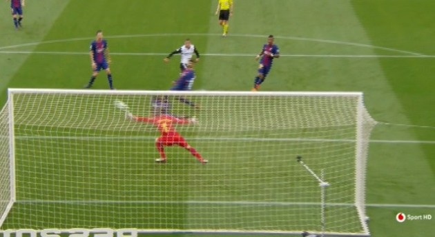 Luis Suarez ghi bàn, Barcelona giành 3 điểm quan trọng trước Valencia - 5
Thủ môn Stegen cứu thua cho Barcelona trong tình huống dứt điểm của Rodrigo
