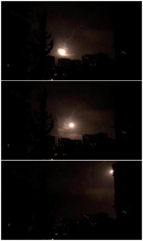 Tên lửa rực sáng bầu trời Syria sau lệnh tấn công của Tổng thống Trump - 8 Một đoạn video do RT công bố cho thấy các tên lửa đất đối không của Syria được phóng để đáp trả cuộc tấn công của Mỹ, Anh, Pháp. Khói cũng được nhìn thấy bốc lên từ một cơ sở nghiên cứu khoa học ở Barzeh. (Ảnh: Reuters)