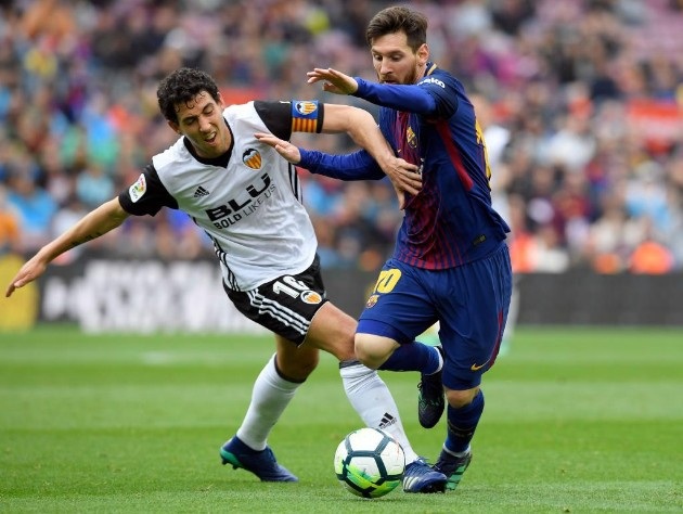 Luis Suarez ghi bàn, Barcelona giành 3 điểm quan trọng trước Valencia - 1
Sau bàn thua thứ hai, Valencia phần nào mất tinh thần và bị Barcelona ép sân toàn diện