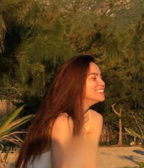 
Có lẽ vì không để ý mà 1 trong số những bức ảnh Hồ Ngọc Hà đăng tải bị lộ nhũ hoa. Nửa tiếng sau, người đẹp nhanh chóng gỡ bỏ tấm hình.
