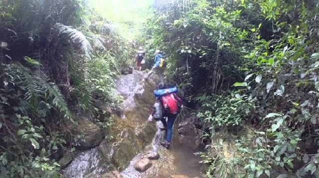 Nghỉ lễ 30/4: Rủ nhau chinh phục “nóc nhà của thủ đô” - 3 Chinh phục Hàm Lợn bằng đường men theo suối phải đối mặt nhiều khó khăn.
