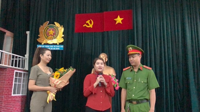 Ô tô bị “vạ” bởi bình ôxy và ô tô kéo lê người trên đường - 9 Được giải cứu khỏi “tử thần” trong thảm họa cháy chung cư Carina Plaza cách đây hơn 20 ngày, các hộ dân sống tại chung cư này đã có buổi gặp gỡ để gửi lời cảm ơn đến những người lính cứu hỏa đã có mặt kịp thời trong thời khắc sinh tử sáng 23/3. (Ảnh: Đình Thảo)