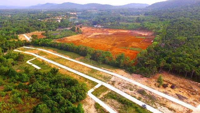 Ô tô bị “vạ” bởi bình ôxy và ô tô kéo lê người trên đường - 1
Xây dựng không phép tràn lan, “xẻ thịt” đất nông nghiệp ồ ạt để phân lô bán nền, giá đất bị thổi lên gấp chục lần, dùng giang hồ tranh chấp đất đai…, chính quyền buông lỏng quản lý là thực tế khiến hòn “đảo ngọc” Phú Quốc đang bị băm nát. (Ảnh: Trung Kiên)