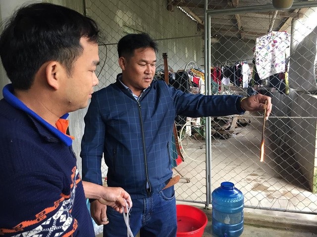 Ô tô bị “vạ” bởi bình ôxy và ô tô kéo lê người trên đường - 8 Giếng nước của gia đình anh Hải ở Hà Tĩnh bấy lâu nay vẫn dùng để lấy nước ăn nhưng mấy ngày gần đây bất ngờ xuất hiện rất nhiều dầu hỏa khiến người dân hoang mang, lo lắng... (Ảnh: Xuân Sinh)