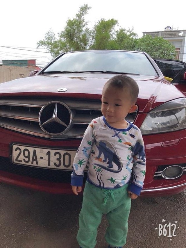 Choáng với biệt thự triệu USD, ngôi làng biệt lập và xe hơi tiền tỷ của sao Việt - 6 Hiệp Gà khoe mới mua lại xe Mercedes tiền tỷ bằng tiền dành dụm. Bên cạnh chiếc xe là cậu con trai kháu khỉnh của nam diễn viên hài.