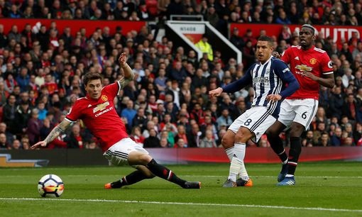 Man Utd 0-1 West Brom: "Quỷ đỏ" giúp Man City vô địch sớm - 4
Pha dứt điểm của Livermore trong hiệp một
