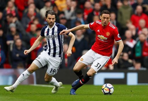 Man Utd 0-1 West Brom: "Quỷ đỏ" giúp Man City vô địch sớm - 6
Matic (phải) cắt bóng của Rodriguez (trái)