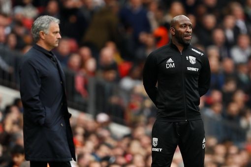 Man Utd 0-1 West Brom: "Quỷ đỏ" giúp Man City vô địch sớm - 7
D.Moore (phải) chỉ đạo West Brom với tư cách huấn luyện viên tạm quyền