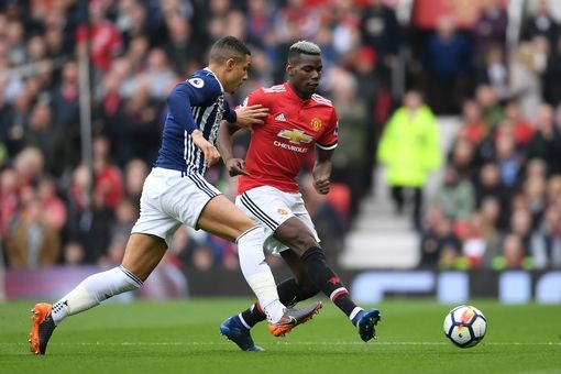 Man Utd 0-1 West Brom: "Quỷ đỏ" giúp Man City vô địch sớm - 8
Pogba (phải) chuyền bóng trước sự áp sát của cầu thủ West Brom