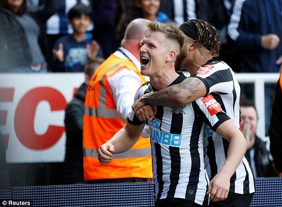 Newcastle 2-1 Arsenal: Trái đắng cho "Pháo thủ" - 2
Ritchie (trái) ăn mừng bàn thắng ấn định chiến thắng cho Newcastle
