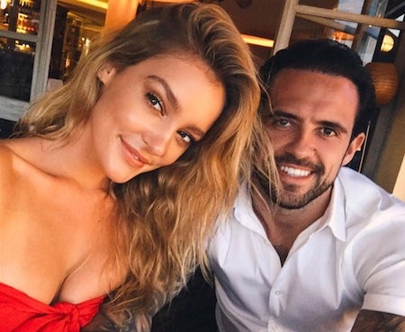 Bạn gái ngôi sao Liverpool khoe ảnh diện bikini bốc lửa - 1 Danny Ings rất may mắn khi có cô bạn gái sexy như Georgia Gibbs