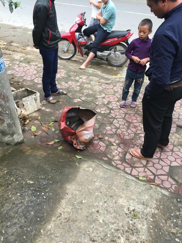 Bình xăng xe máy phát nổ khi hàn, một người nhập viện cấp cứu - 1
Hiện trường chiếc bình xăng phát nổ khi hàn
