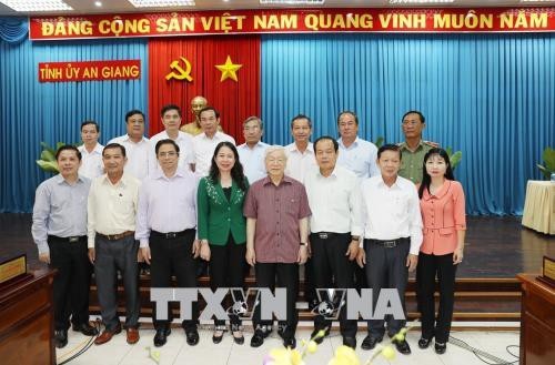
Tổng Bí thư Nguyễn Phú Trọng và các đại biểu với Ban Thường vụ Tỉnh ủy và lãnh đạo chủ chốt tỉnh An Giang
