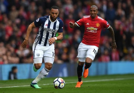 Man Utd 0-1 West Brom: "Quỷ đỏ" giúp Man City vô địch sớm - 5
Phillips (trái) tăng tốc trước sự truy đuổi của Young (phải)