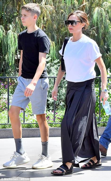 Gia đình Beckham vui vẻ đi chơi ở Disneyland - 1
Victoria Beckham cùng chồng con đi chơi tại khu vui chơi Disneyland ở Mỹ dịp cuối tuần
