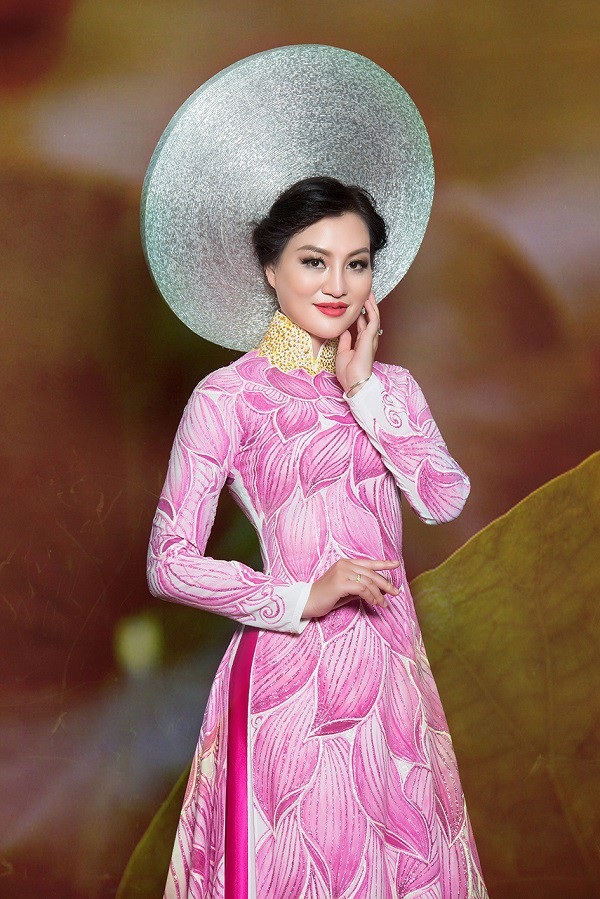 Nữ Hoàng Trần Huyền Nhung lộng lẫy với quốc phục sen hồng của NTK Tuấn Hải - 1 Nữ Hoàng Trần Huyền Nhung lộng lẫy với quốc phục sen hồng của NTK Tuấn Hải - 1