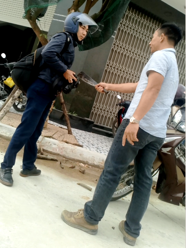 Khởi tố đối tượng cầm dao dọa chém phóng viên - 2 PV Dương Dũ Tuấn bị đối tượng Bình cầm dao dọa chém, giết.