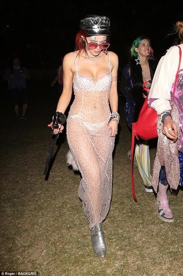 Bella Thorne diện váy xuyên thấu lộ nội y - 1
Bella Thorne mặc váy như không mặc đi xem liên hoan âm nhạc Coachella ngày 16/4 vừa qua