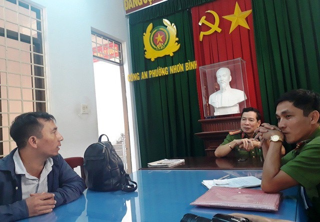 Khởi tố đối tượng cầm dao dọa chém phóng viên - 1 Bị can Nguyễn Văn Bình (SN 1978, quê tỉnh Ninh Bình) làm việc tại cơ quan chức năng.