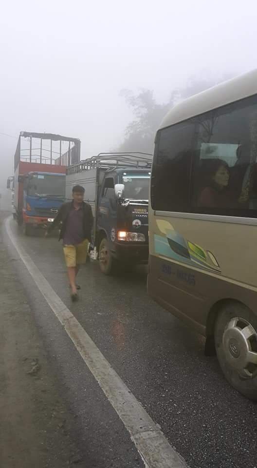 4 vụ tai nạn, 13 ô tô hư hỏng vì sương mù - 2
Sương mù là một trong nhiều nguyên nhân gây ra các vụ tai nạn liên tiếp.