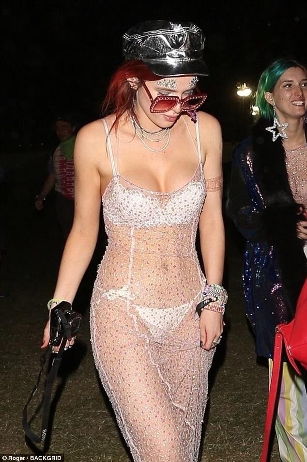 Bella Thorne diện váy xuyên thấu lộ nội y - 4
Gần đây gu thời trang của Bella thay đổi tới chóng mặt