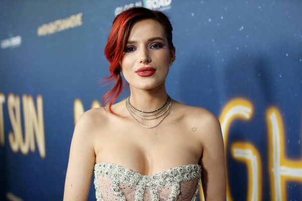 Bella Thorne diện váy xuyên thấu lộ nội y - 5
Trên thảm đỏ, cô ăn vận có chọn lọc hơn hẳn