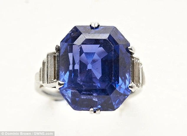 Con dâu dọn nhà mẹ chồng, vô tình đem bán nhẫn kim cương “bạc tỷ” - 3 Người phụ nữ những tưởng rằng nhẫn kim cương và nhẫn ngọc xanh đều là đồ giả. Khi biết cả hai chiếc nhẫn đã tìm được chủ mới với mức giá hời, người phụ nữ rất sửng sốt.