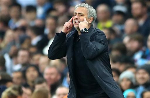 HLV Mourinho: "Đừng nói Man City vô địch vì MU thất bại" - 1 HLV Mourinho thất vọng vì thái độ thi đấu của các học trò