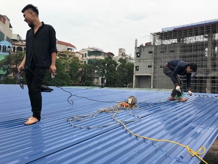 Hà Nội: Tháo dỡ, đóng cửa bãi trông xe “khủng” thu tiền tỉ - 3
Tháo dỡ mái tôn của bãi gửi xe khủng.