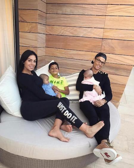 C.Ronaldo thừa nhận vẫn còn nặng lòng với siêu mẫu Irina Shayk - 4 CR7 cũng đã có một mái ấm sum vầy hạnh phúc