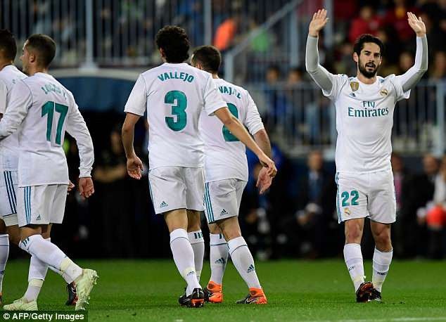 Isco lập siêu phẩm, Real Madrid soán vị trí của Valencia - 2
Isco tỏa sáng với siêu phẩm sút phạt ở phút 29