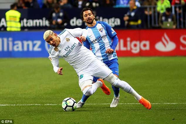 Isco lập siêu phẩm, Real Madrid soán vị trí của Valencia - 3
Real Madrid đã gặp khá nhiều khó khăn ở trận đấu này