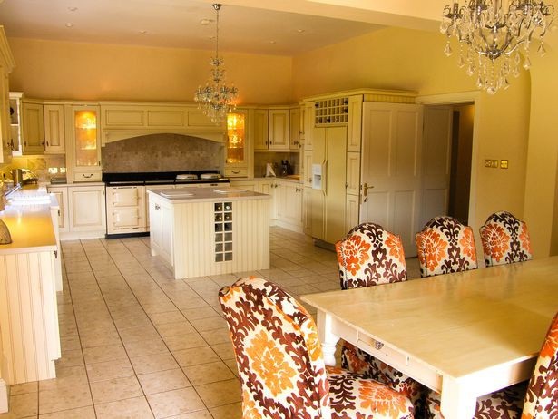 Khu vực bếp nấu và phòng ăn được thiết kế hiện đại, sang trọng