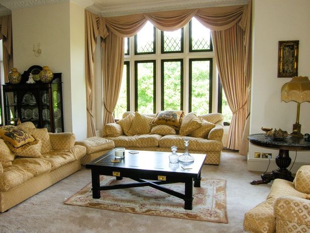 Phòng khách rộng rãi thoáng đãng với cửa sổ lớn đón ánh sáng tự nhiên