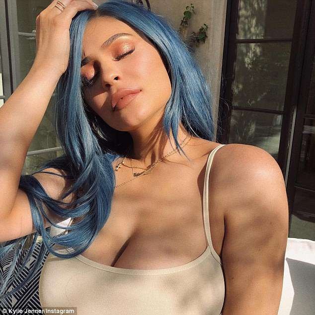 Sao Hollywood đua nhau hở "bạo" đi xem ca nhạc - 1
Người đẹp 20 tuổi mới sinh con - Kylie Jenner chọn một bộ tóc giả màu xanh lạ mắt và áo hai dây để đi xem ca nhạc.