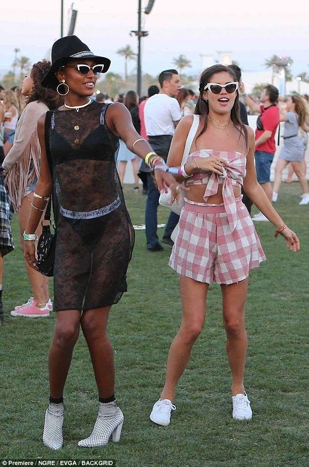 Sao Hollywood đua nhau hở "bạo" đi xem ca nhạc - 12
Siêu mẫu Sara Sampaio và Jasmine Tookes hào hứng với sự kiện âm nhạc lớn trong năm.