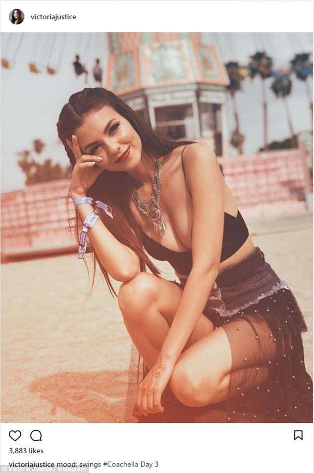 Sao Hollywood đua nhau hở "bạo" đi xem ca nhạc - 10
Nữ ca sĩ kiêm diễn viên 25 tuổi Victoria Justice đáng yêu với bộ trang phục trẻ trung, gợi cảm.