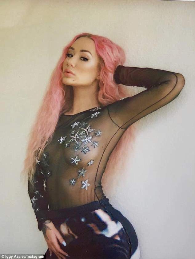 Sao Hollywood đua nhau hở "bạo" đi xem ca nhạc - 5
Nữ ca sĩ 27 tuổi của Úc - Iggy Azalea úp mở thân ngọc với áo xuyên thấu táo bạo.