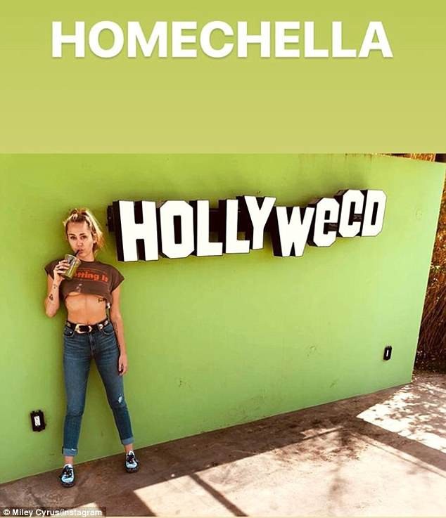 Sao Hollywood đua nhau hở "bạo" đi xem ca nhạc - 6
Miley Cyrus vừa trẻ trung và gợi cảm với áo phông cách điệu và quần jeans.