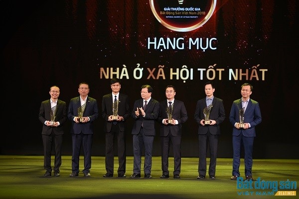 The Vesta đạt danh hiệu Dự án Nhà ở xã hội tốt nhất - 1
Đại diện Hải Phát Invest, Ông Tạ Phú Cường - Phó TGĐ (thứ 2 từ phải qua) lên nhận giải thưởng hạng mục Nhà ở xã hội tốt nhất.