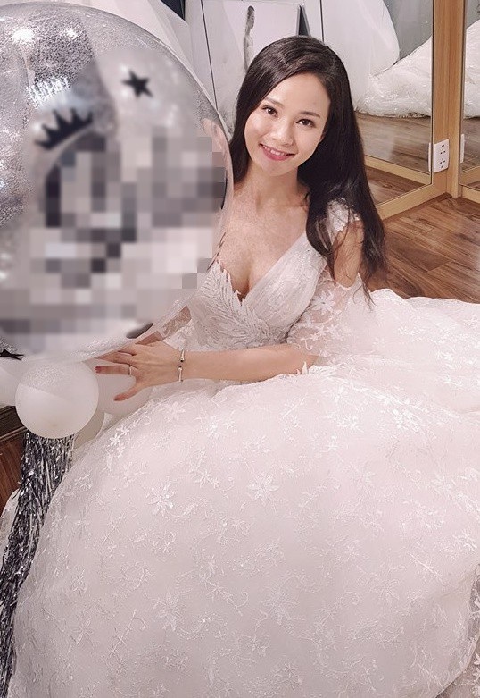 Tiết lộ hình ảnh không lên sóng của BTV Thu Hương “Chuyển động 24h” - 16 Mỹ nhân VTV quyến rũ trong chiếc váy cưới.