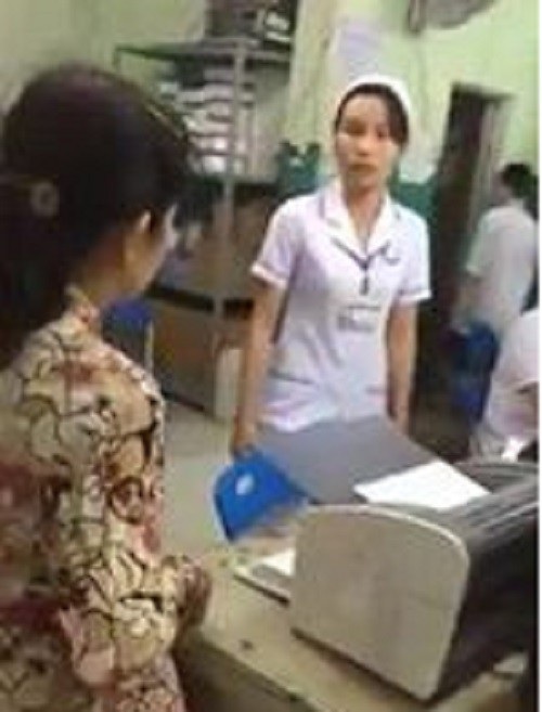Bệnh viện bỏ mặc bệnh nhi vì gia đình chưa đóng tiền? - 1 Thân nhân bệnh nhi bức xúc tranh luận với nhân viên bệnh viện