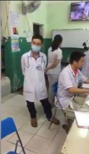 Y bác sĩ tránh thiết bị ghi hình của thân nhân người bệnh