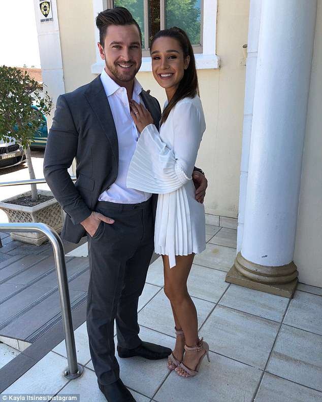"Mỹ nhân thể hình" Kayla Itsines đã đính hôn - 1
Huấn luyện viên thể hình xinh đẹp Kayla Itsines vừa tiết lộ cô đã nhận lời cầu hôn của bạn trai Tobi Pearce sau hơn 5 năm hò hẹn