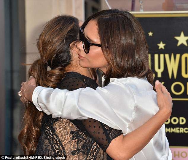 Victoria Beckham tới chúc mừng Eva Longoria nhận sao trên đại lộ danh vọng - 2
Đôi bạn nổi tiếng này đã thân thiết với nhau cả chục năm nay