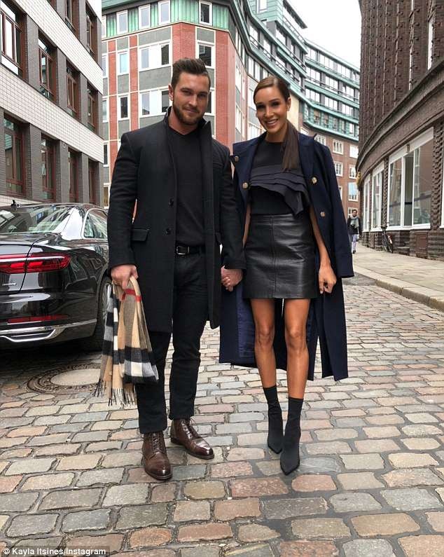 "Mỹ nhân thể hình" Kayla Itsines đã đính hôn - 3
Kayla Itsines hạnh phúc tiết lộ bạn trai kém 1 tuổi ngỏ lời cầu hôn trước mặt cả gia đình cô