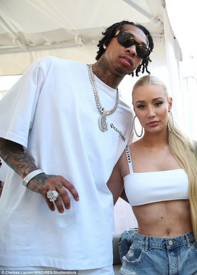 Rapper gốc Việt hẹn hò với ca sỹ gợi cảm Iggy Azalea? - 3
Trước đó một ngày, họ cùng diện áo trắng dự một bữa tiệc trong khuôn khổ liên hoan âm nhạc uy tín này