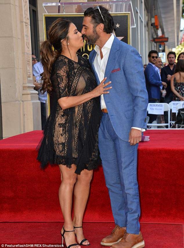 Victoria Beckham tới chúc mừng Eva Longoria nhận sao trên đại lộ danh vọng - 4
Cô được chồng José Antonio Bastón hộ tống dự sự kiện