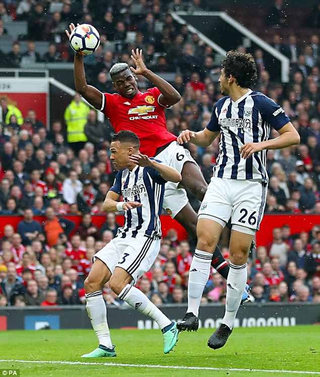 Thực hiện lỗi “Bàn tay của Chúa”, Pogba biến thành trò hề - 1 Pogba cố tình dùng tay chơi bóng trong trận đấu với West Brom